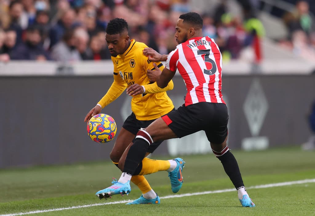 Joao Moutinho y Rúben Neves se convierten en los goleadores del día y le dan la victoria 1-2 al Wolverhampton sobre el Brentford.