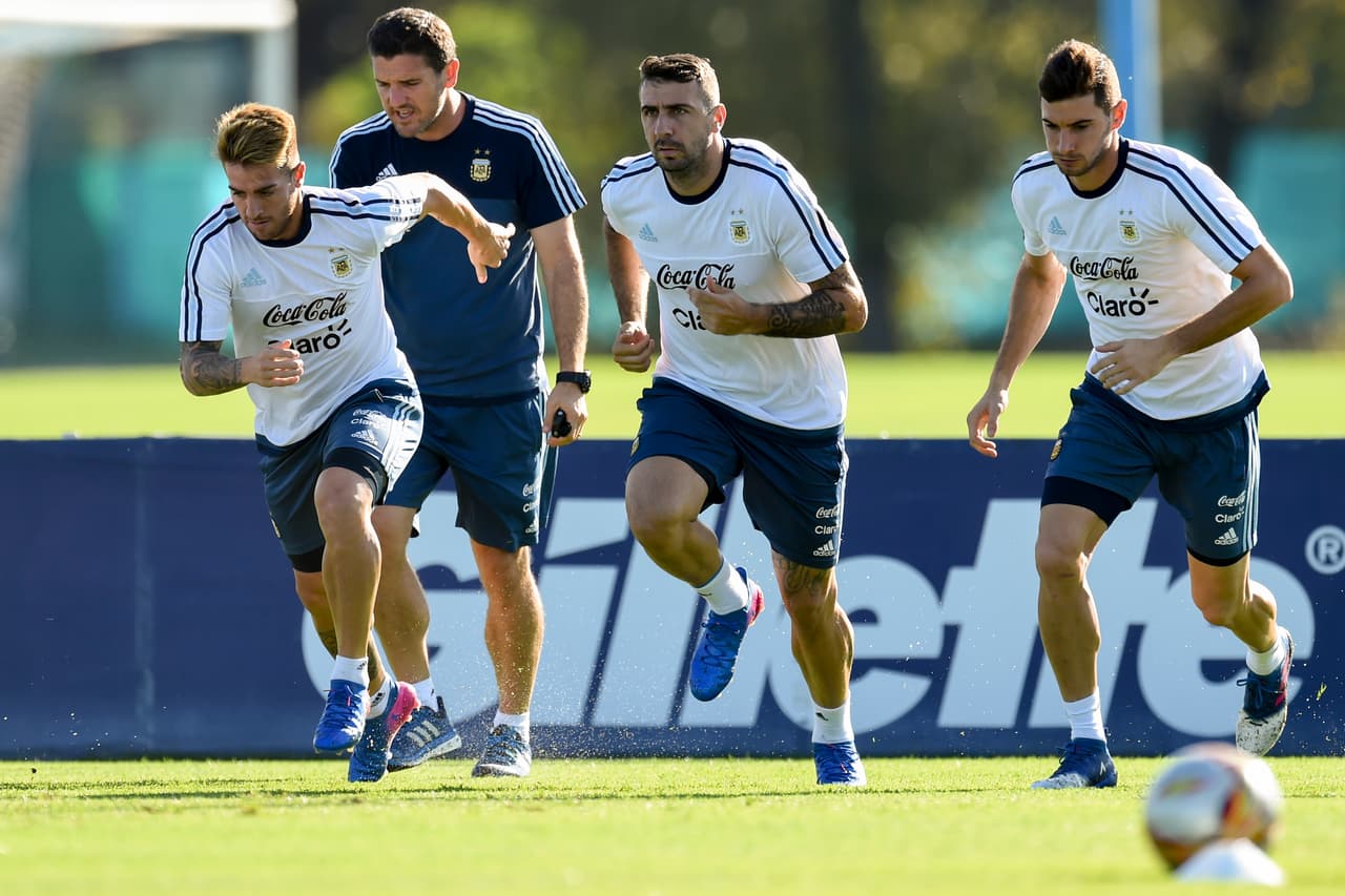 Argentina completa con futbolistas locales convocatoria para amistosos