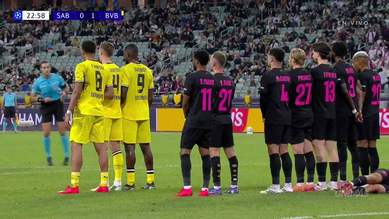 ¡Si entra ese tiro libre se cae el estadio en el Sabah vs. Borussia Dortmund!