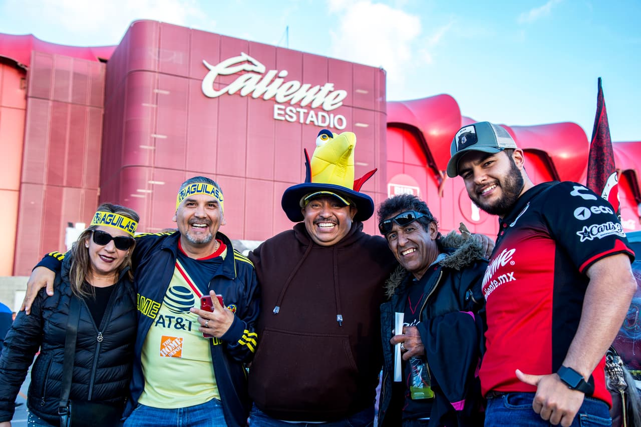 Entre risas, las familias acudieron al estadio Caliente para disfrutar de este partido nocturno en la jornada sabatina entre Tijuana y América.