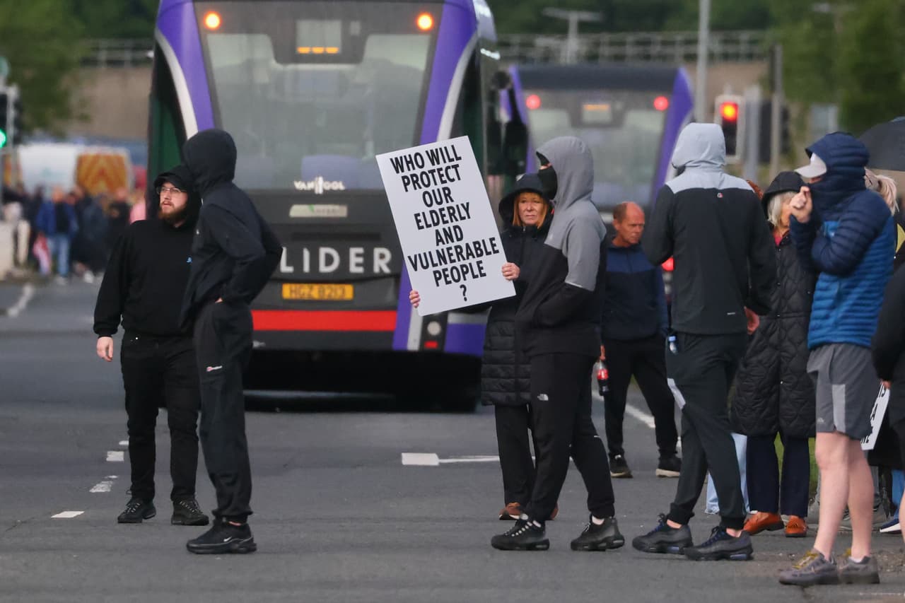 Casas en llamas y vehículos quemados: se intensifican protestas antiinmigrantes en Belfast 