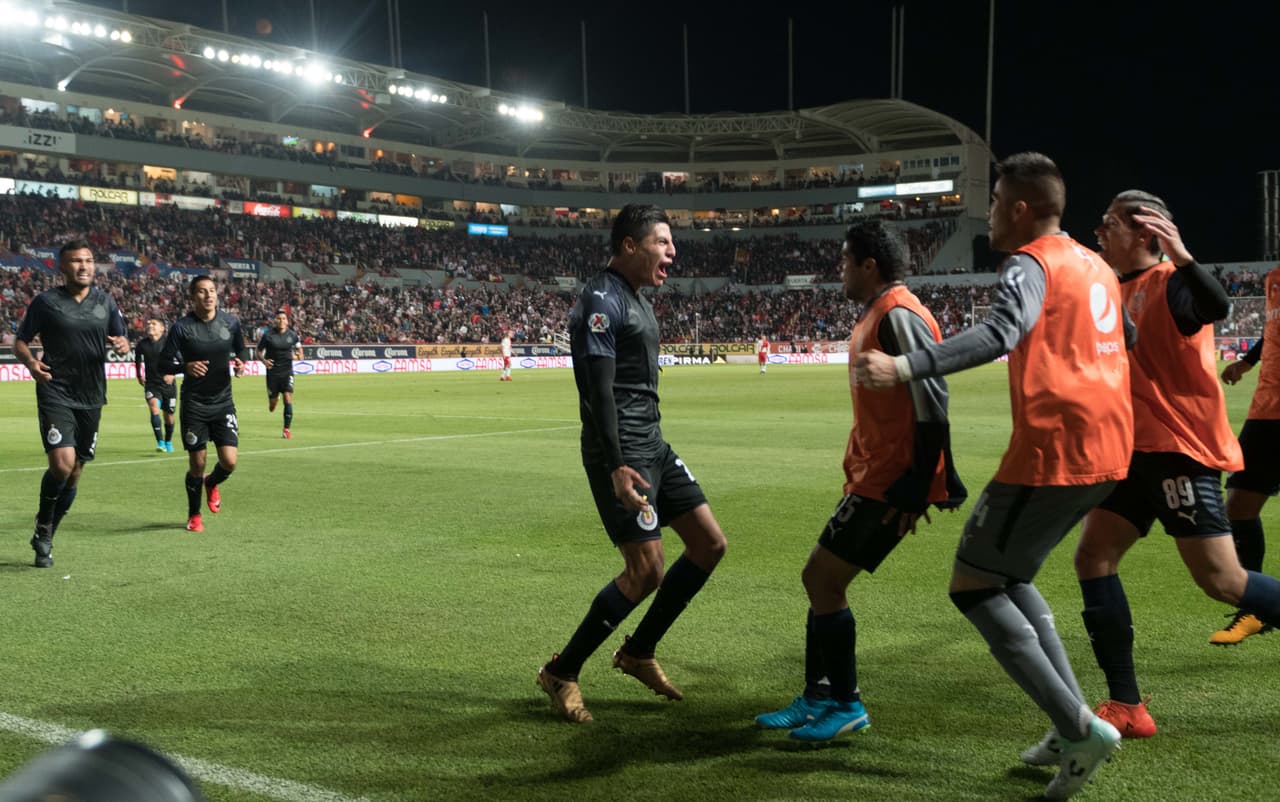 De la mano de Ronaldo Cisneros, las Chivas rompieron la mala racha y se impusieron 3-1 al Necaxa en calidad de visitante.