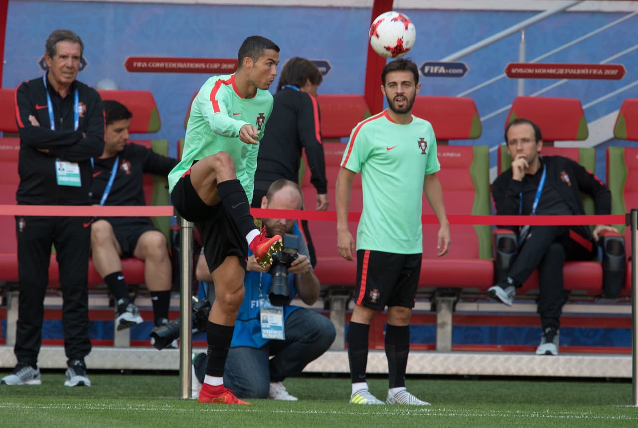 y en rondo junto a sus compareños para no dejar caer el balón.