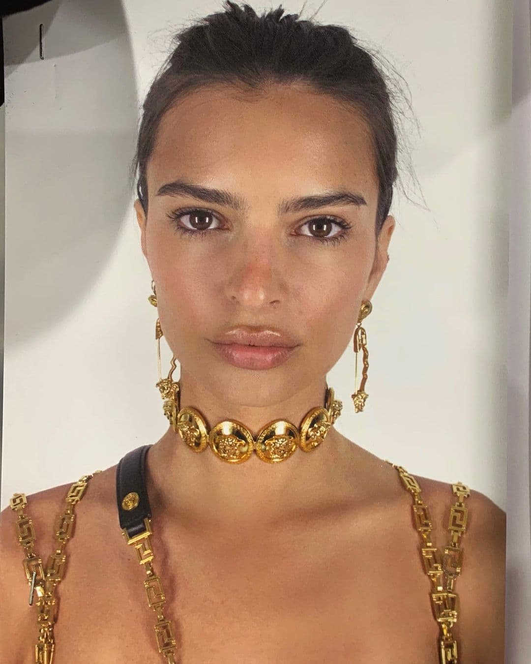 Martel le dijo al Times que el cantante había estado bebiendo y se disculpó después del incidente.