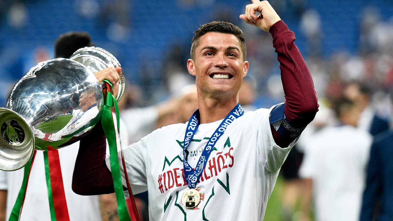 2 Cristiano Ronaldo | El veterano portugués acumula cuatro Balones de Oro y cuatro Botas de Oro. A su paso por el Real Madrid acumuló 16 títulos. Ganó la Eurocopa de 2016 y ha sido su máximo logro con la selección portuguesa.