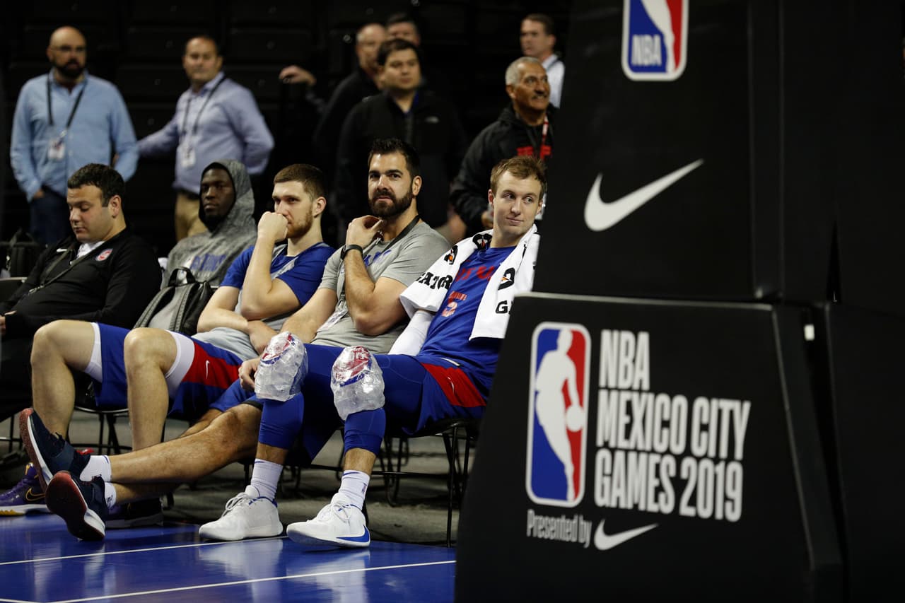 Previo al partido contra los Dallas Mavericks de Luka Doncic, el equipo de Detroit reconoció la duela de la Ciudad de México.
