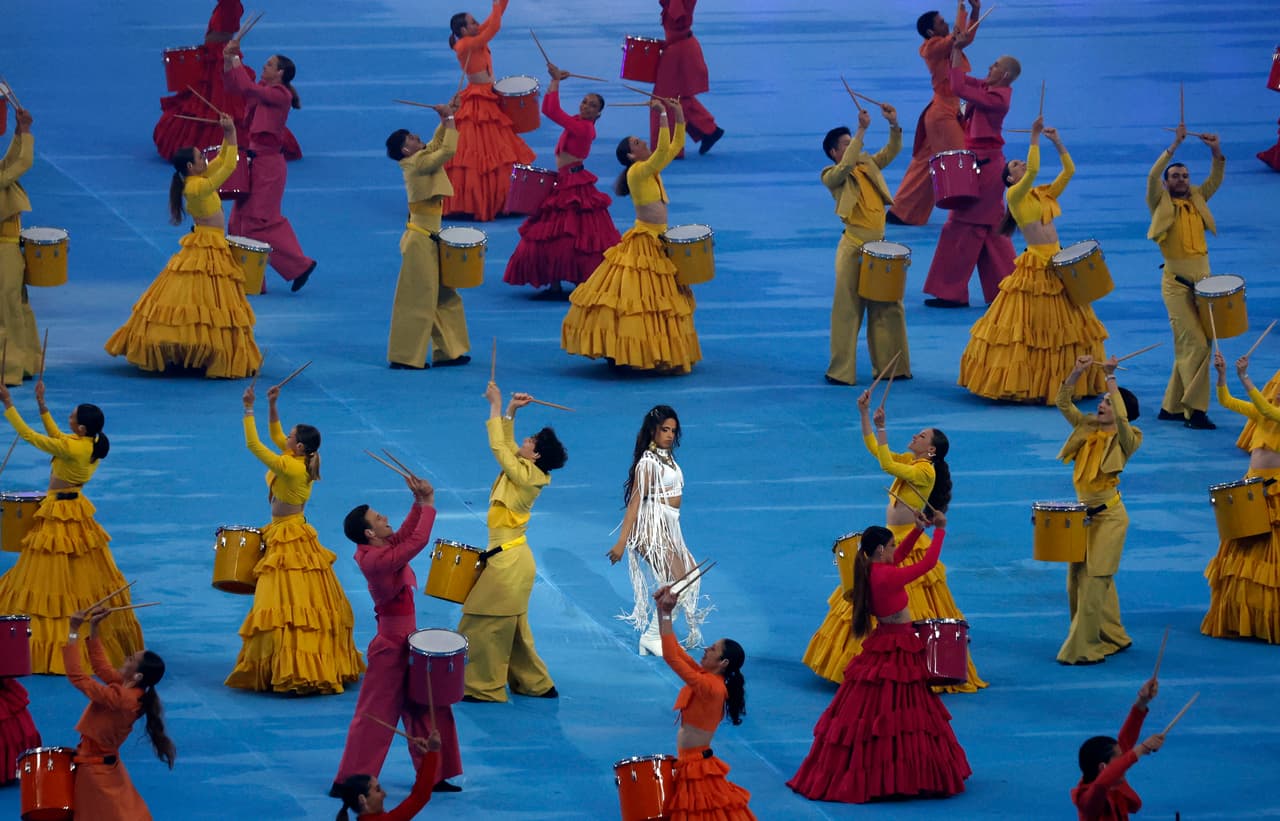 La artista cubano-mexicana llegó acompañada por un centenar de bailarinas que caminaron por un tapete azul desplegado en la cancha.
<br>