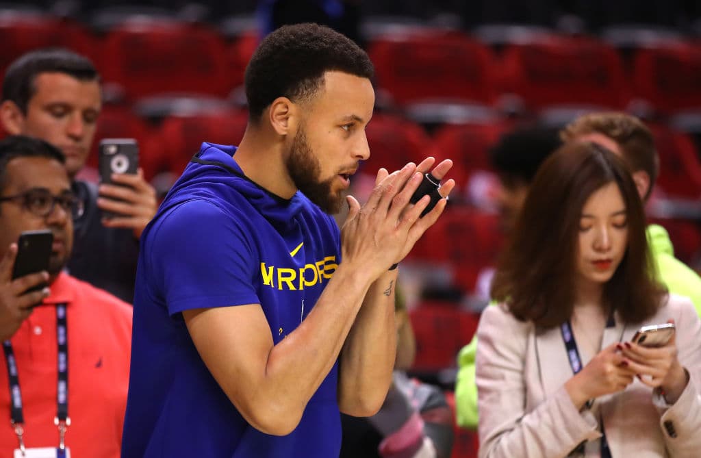 Los aficionados de los Raptors le dieron un toque muy especial a la previa del Juego 2 de las Finales de la NBA dentro y fuera de la Scotiabank Arena. Y dentro del recinto, los jugadores tanto de Toronto como de Golden State afinaban detalles con los calentamientos para estar listos a la hora del Tip-Off
