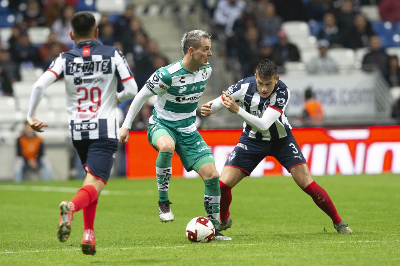 Octavio Rivero retiene el balón a la espera de que sus compañeros adelanten filas.