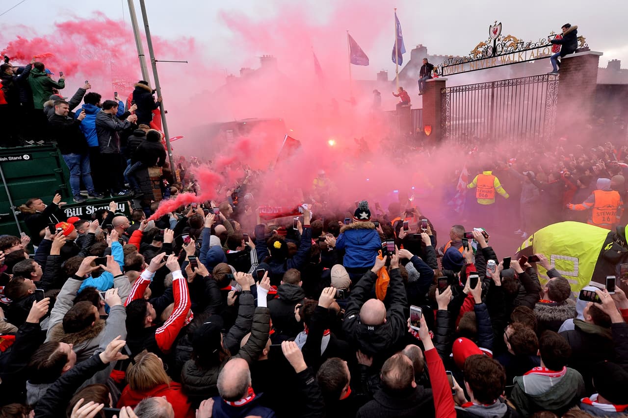 Miles de aficionados, en especial los locales, colmaron las calles aledañas de Anfield Road –así como sus tribunas– para recibir un partido con mucha expectativa como lo es el Liverpool vs. Manchester City en la ida de los cuartos de final de la Champions League. Quien más sufrió fue el camión de los visitantes, al que le lanzaron latas, botellas, entre otros objetos.