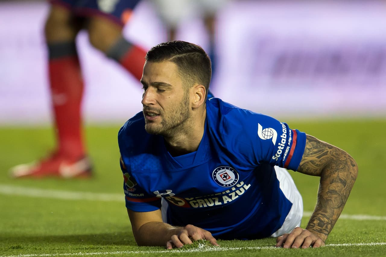 Ya en el segundo tiempo, los escualos se dedicaron a hacer tiempo y Cruz Azul se volcó al ataque.