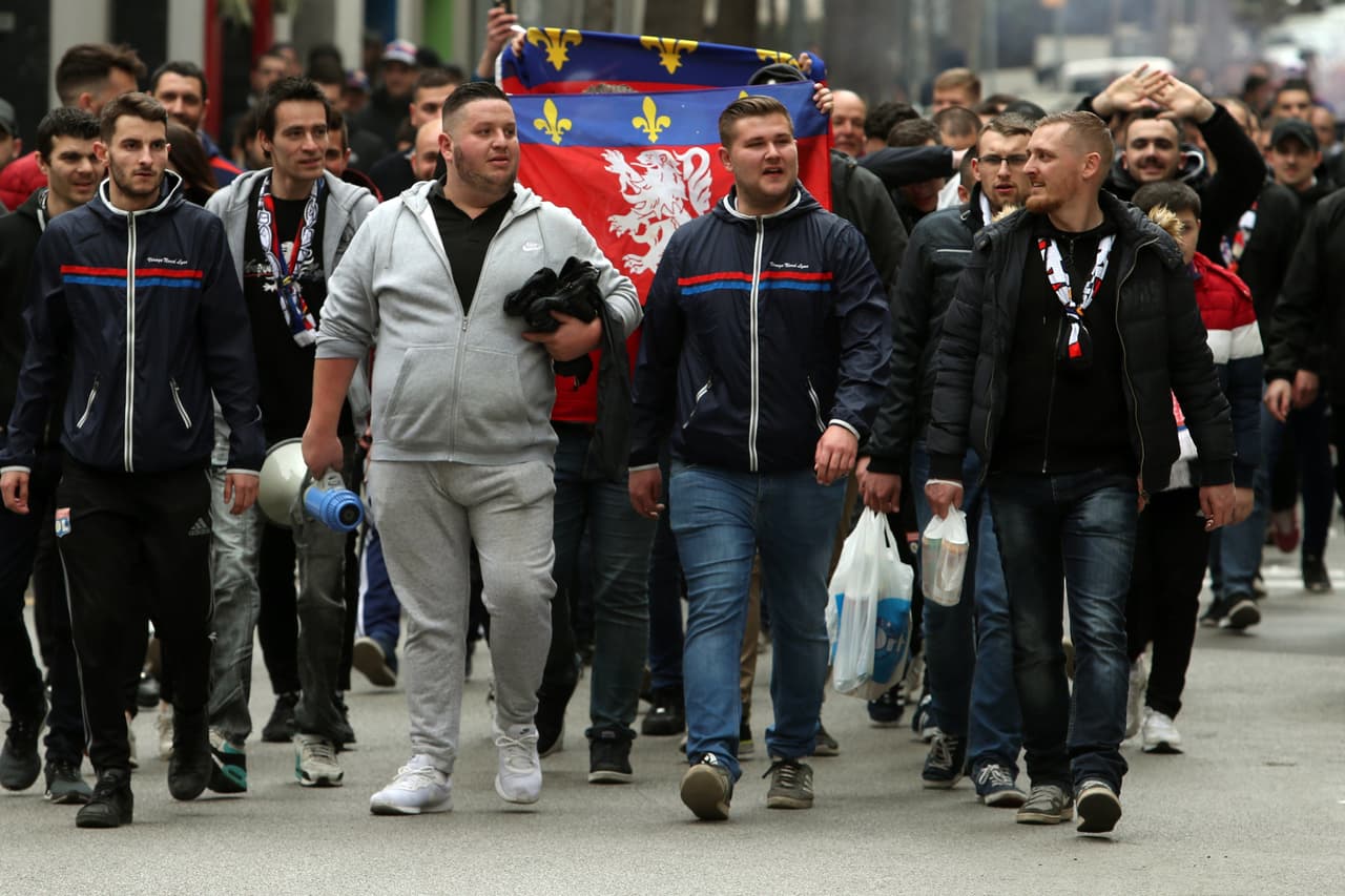Varios centenares de seguidores radicales del Olympique Lyon se concentraron en la plaza Artós de Barcelona para presenciar el partido de vuelta de Octavos de Final de la Champions League contra FC Barcelona.