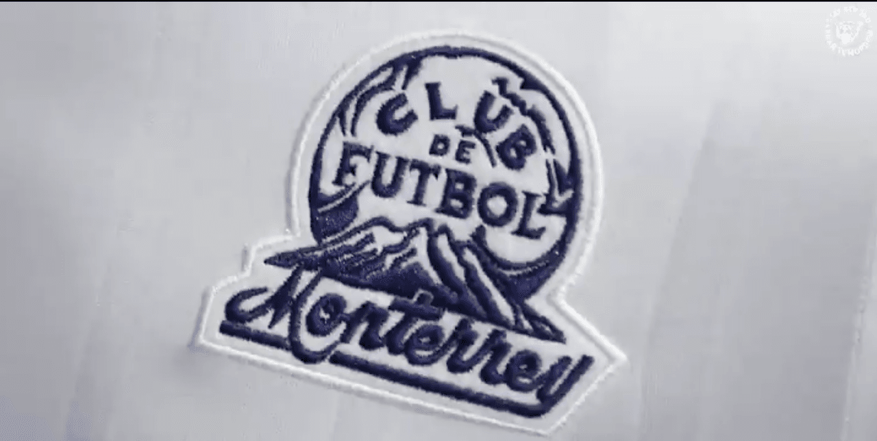 Este es fue el primer logo del Club de Futbol Monterrey y sobresale en el pecho de la playera.