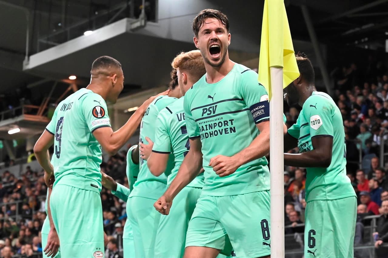 El PSV se impone, sin problema, ante el Sturm Graz en la Europa League. Los goles del equpo de Eindhoven fueron por parte de Sangaré, Sahavi, Max y Vertessen; el mexicano 'Guti' Galaviz ingresó al minuto 81' del encuentro.