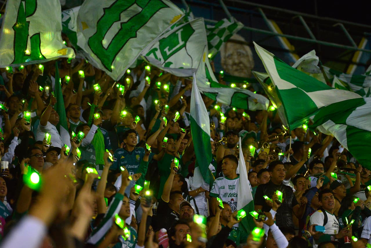 León tuvo dos jugadas de gol anuladas en los minutos finales por fuera de lugar, pero eso no impidió que siguiera la fiesta en las tribunas.