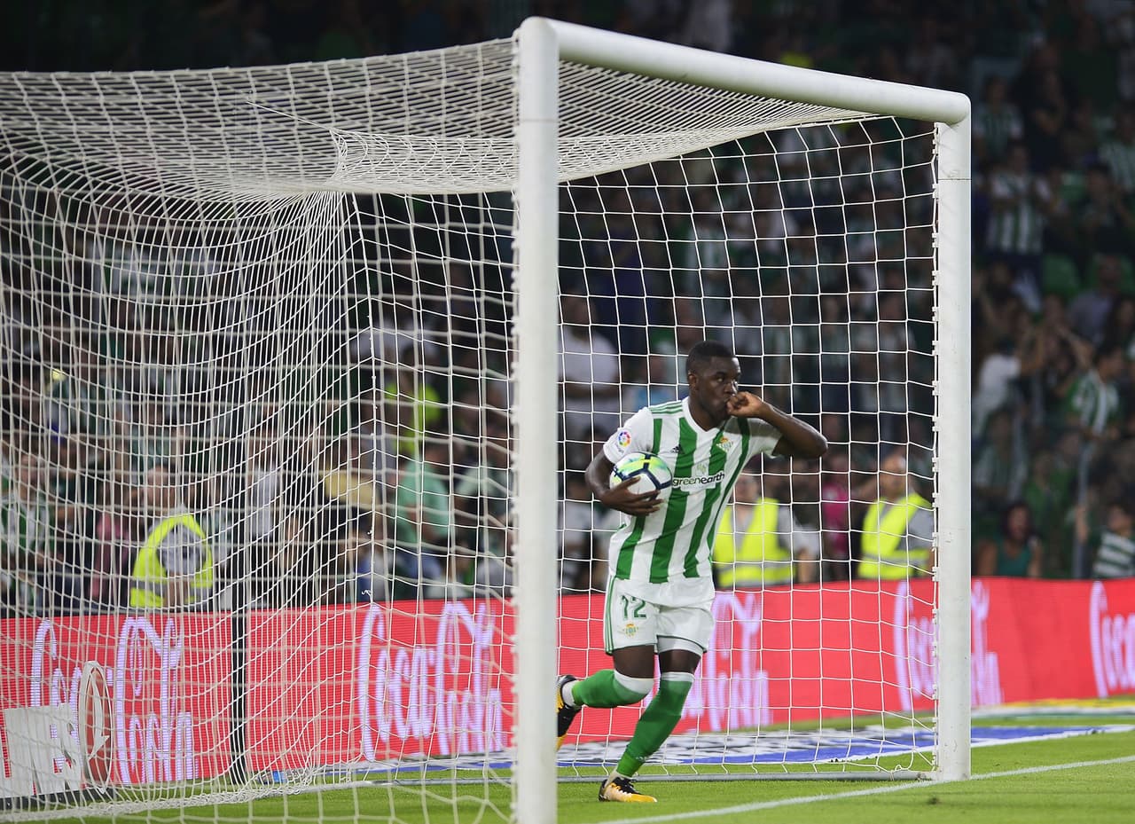 El descuento por fin llegó para los béticos al minuto 79, cuando Joel Campbell supo aprovechar un error en la defensa del Valencia.