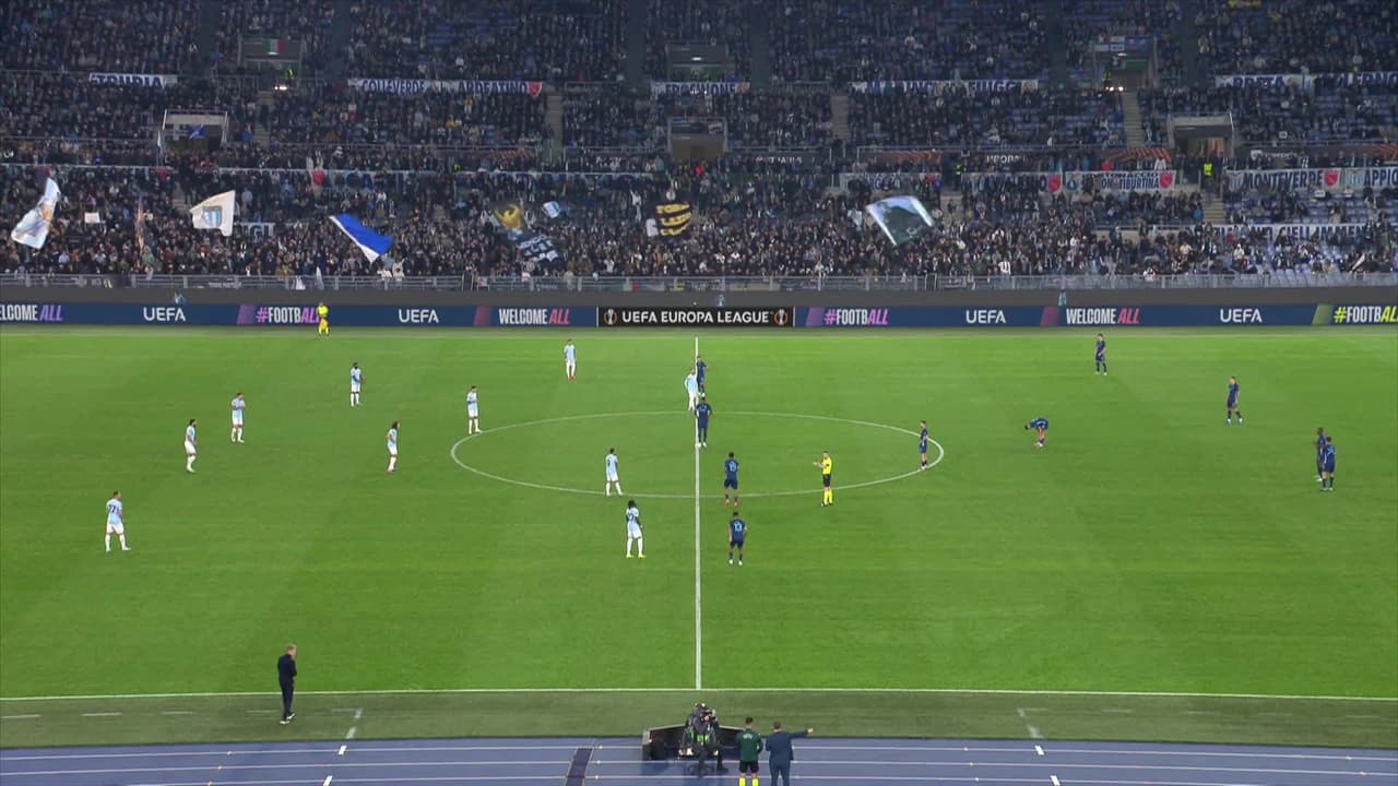Arranca el partido y la pelota está en juego.