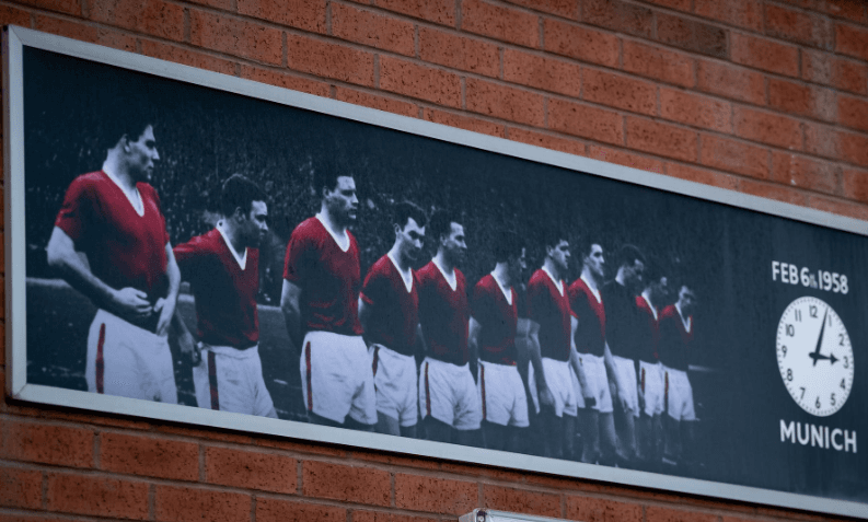 Jugadores, exjugadores, directivos, aficionados, entrenadores y familiares de las víctimas acudieron al Memorial para mostrar sus respetos por los ocho fallecidos en 1958.