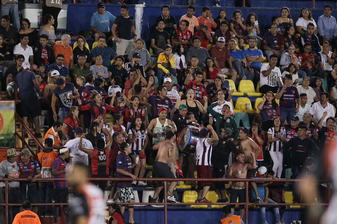Una buena asistencia tuvo el equipo azulgrana en el Estadio Andrés Quintana Roo de la ciudad de Cancún. Aficionados deseosos de ver triunfar a sus Potros de Hierro.