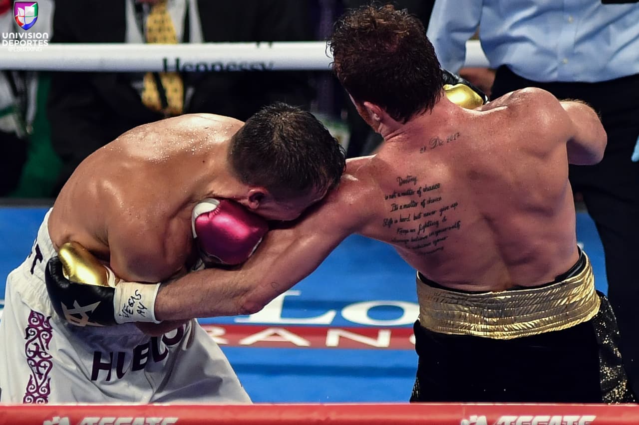 Un round más tarde, Álvarez buscó la zona hepática de Golovkin con este potente gancho al hígado que abonó a disminuir la condición del experimentado boxeador de Kazajistán.