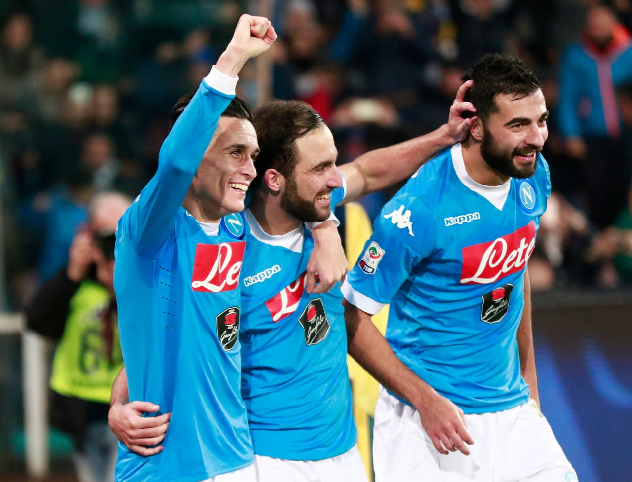 Napolés 2-1 Inter de Milán: Un doblete de Higuaín al Inter le da al Nápoles el liderato