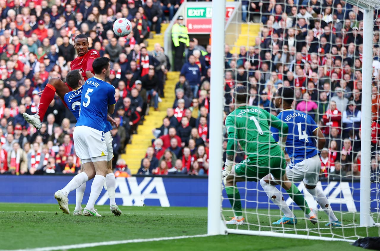 Liverpool derrotó al Everton gracias a los goles de Andrew Robertson y Divock Origi.