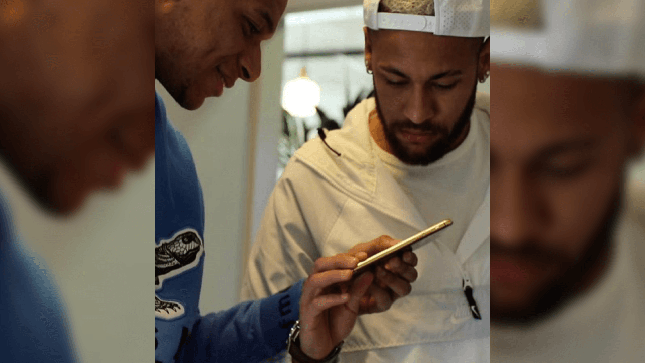 <b>Mbappé y Neymar</b>
<br>Los jugadores del equipo fueron invitados especiales y recibieron su funda hace algunos meses.