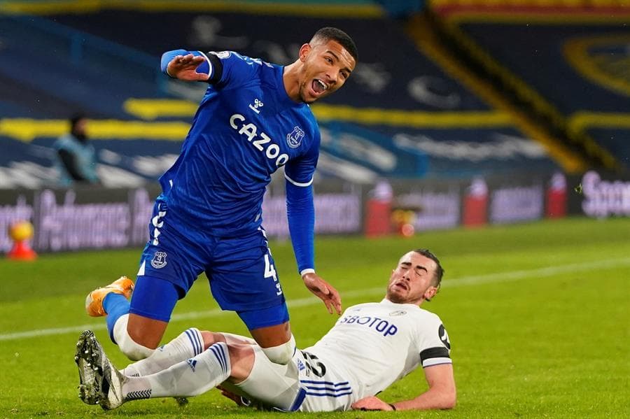 Everton corta la racha ganadora del Leeds y se impone 2-1. Sigurdsson y Dominic Calvert-Lewin anotaron para los azules, y el gol del honor fue por parte de Raphinha en la Jornada 22 de la Premier League.