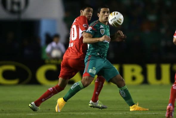 Isaac Díaz, de la escuadra chiapaneca, intenta controlar el balón, mientras el choricero Jordan Silva ejerce presión a su espalda.