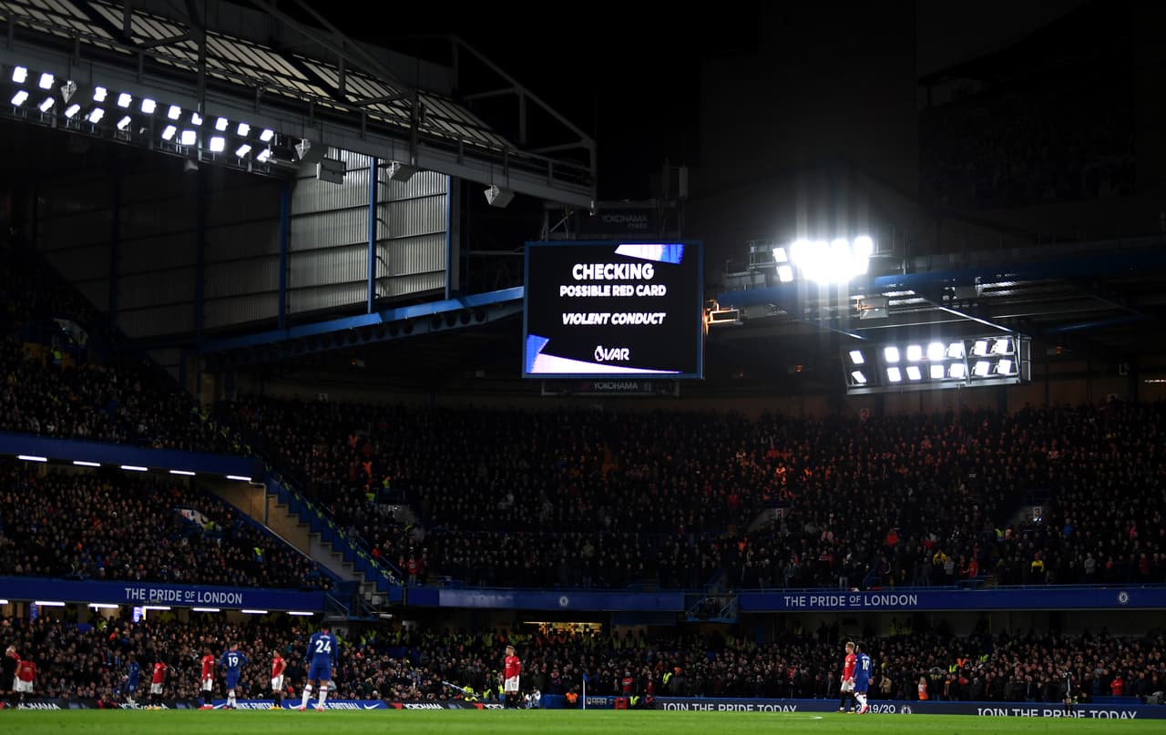 Cuando parecía que los locales emparejaban la pizarra con un remate de Zouma, el árbitro tuvo que acudir al VAR y decretó una falta previa de Azpilicueta, por lo que se invalidó la anotación.