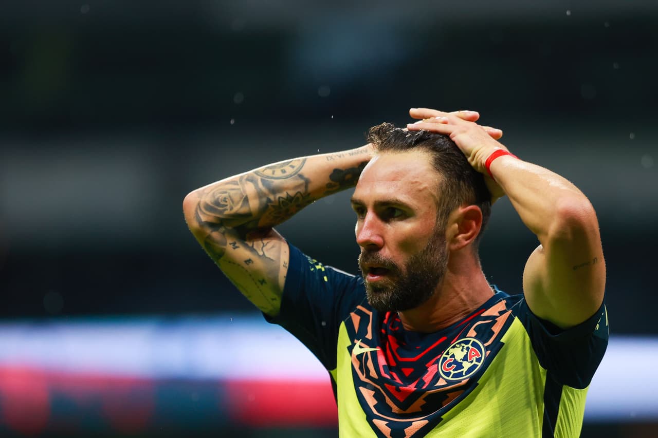 Miguel Layún se lamenta de una falla con América.