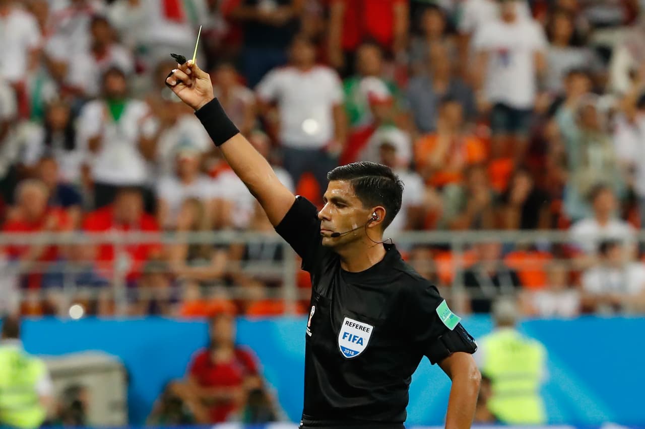 6. Enrique Cáceres (Paraguay) - Ocho tarjetas amarillas en dos partidos.