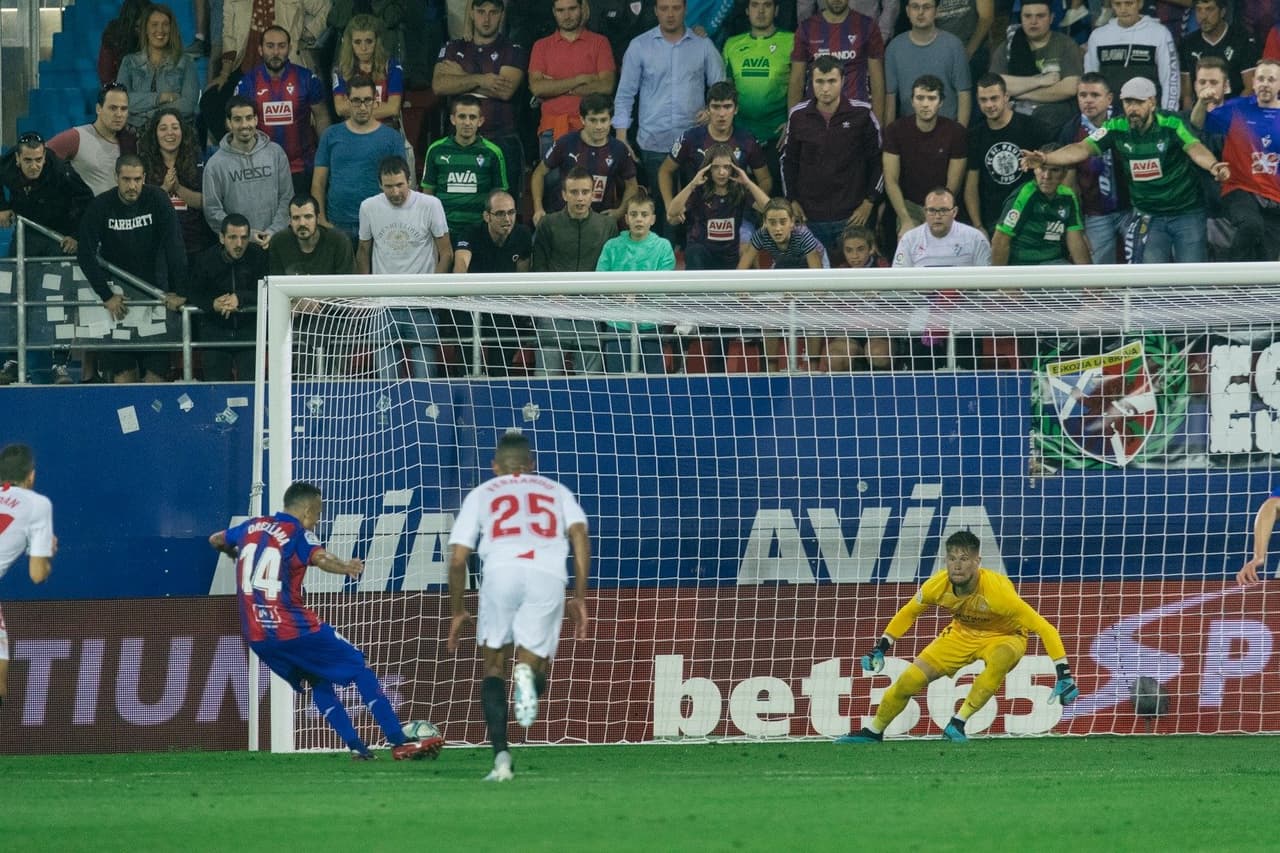 El mexicano Javier Hernández no tuvo minutos por lo que vió todo el partido desde la banca.