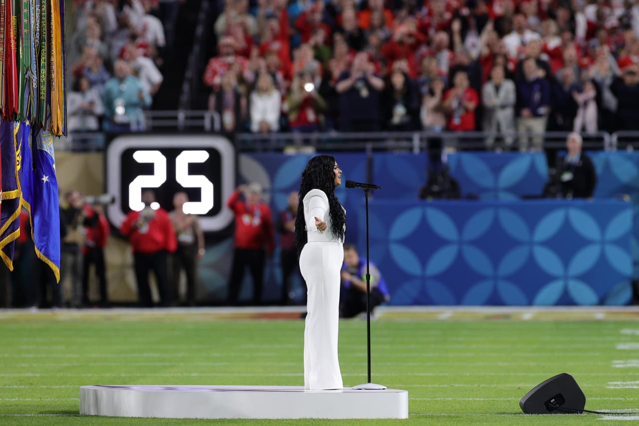No bien concluyó su interpretación del himno nacional, medios especializados como
<b><a href="https://www.rollingstone.com/music/music-news/super-bowl-2020-demi-lovato-national-anthem-946433/" target="_blank">Rolling Stone</a></b>, destacaron la interpretación de Demi Lovato.