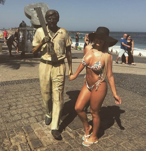 Liziane Soares es una espectacular modelo brasileña que recientemente dio de que hablar al divulgarse unas fotografías de ella con el jugador brasileño saliendo de un hotel de Brasil. La bella mujer aseguró que es muy amiga de Neymar.