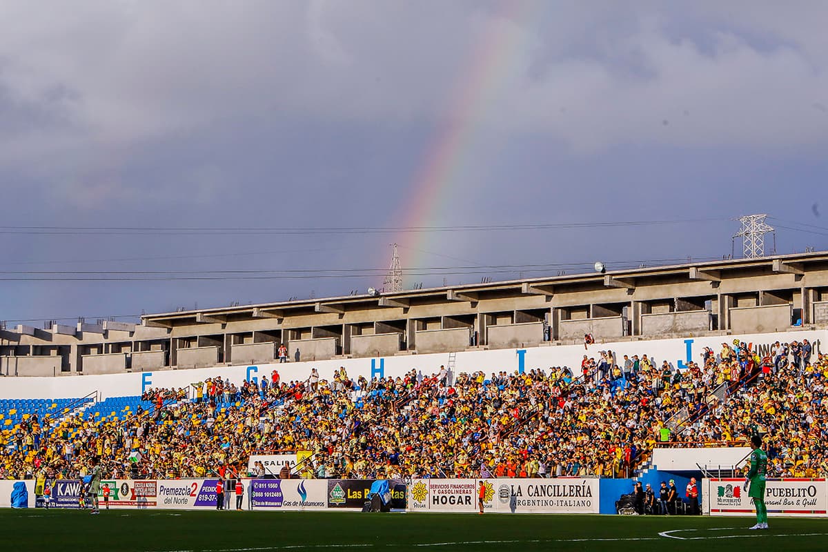 El arcoiris en el Estadio El Hogar de Matamoros durante el partido.