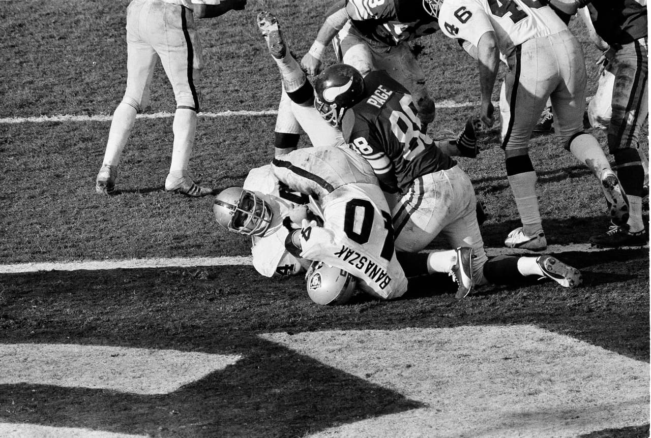 Super Bowl XI (Oakland Raiders 32-14 Minnesota Vikings) | El Rose Bowl en Pasadena albergó por vez primera el SB. MVP: Fred Biletnikoff (WR Oakland). Comercial de 30 segundos en la NBC: 125 mil dólares.