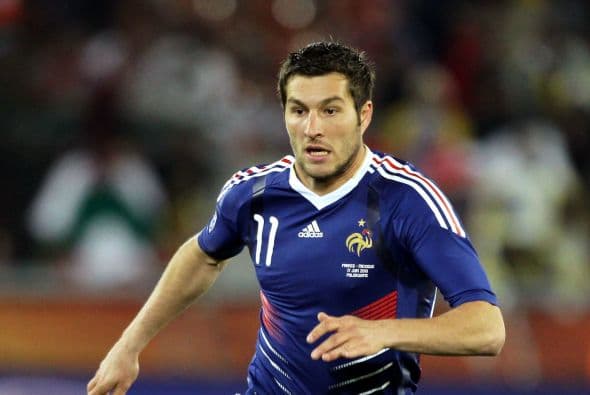 Pero a pesar de sus condiciones sufrió de lesiones en los tobillos por lo que fue cedido al Pau FC, de la Tercera División de Francia.