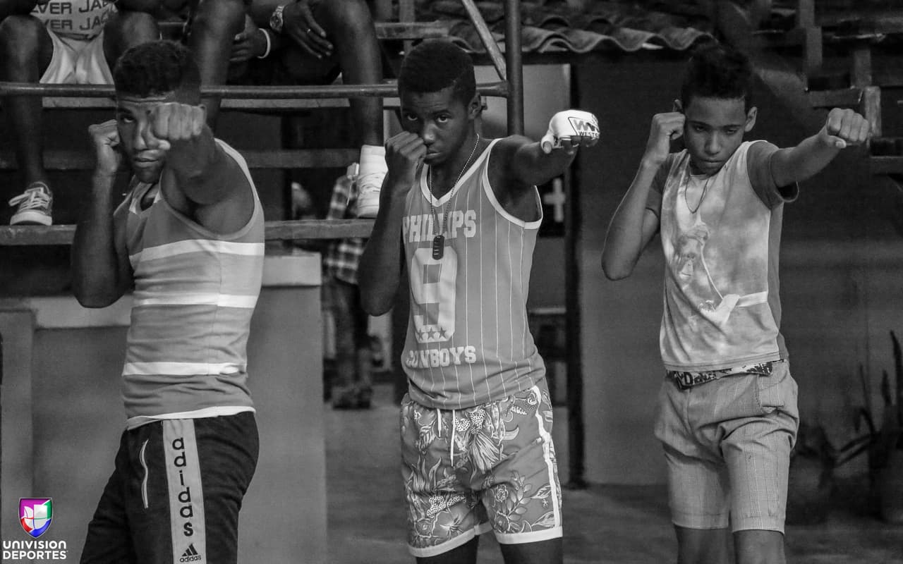 Al momento de la visita al entrenador Flores, enseña el programa de boxeo básico de 12 pasos a 26 niños. Las clases son gratuitas y siempre están al máximo de su capacidad.