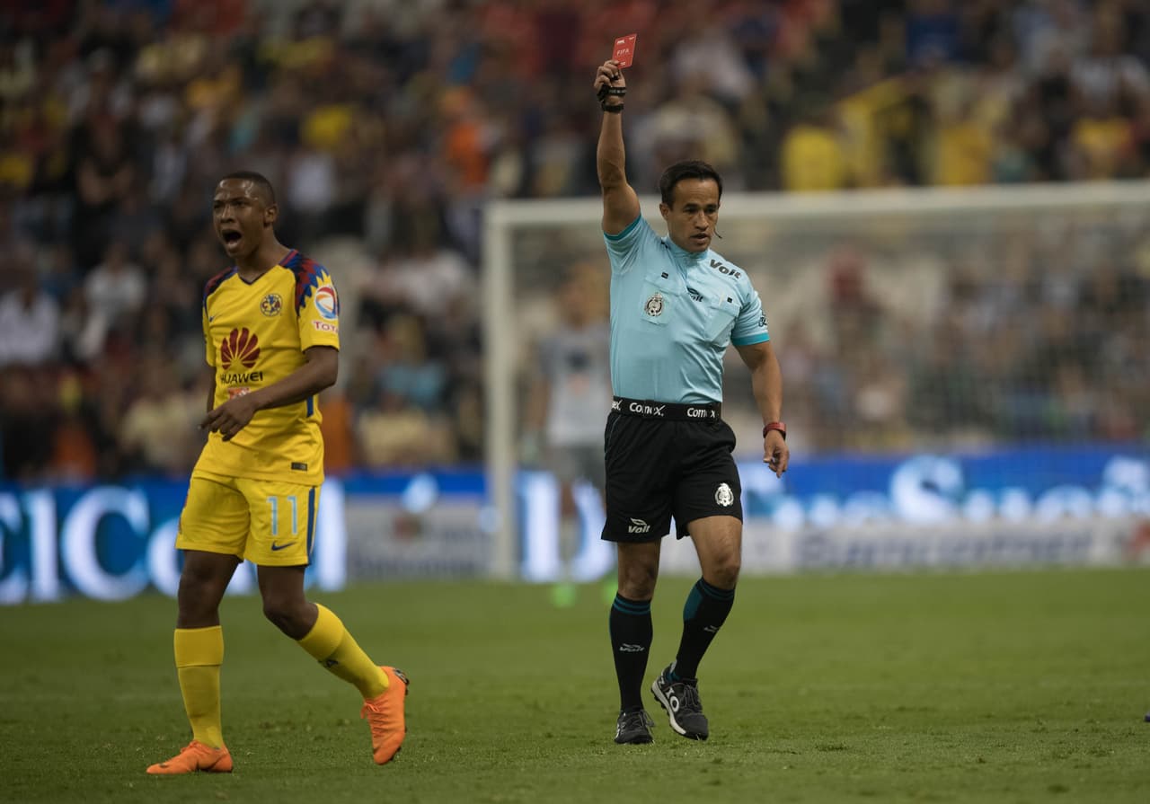 Al minuto 30 Jesús Molina vio la tarjeta roja por una entrada 'criminal' ante Diego Lainez.