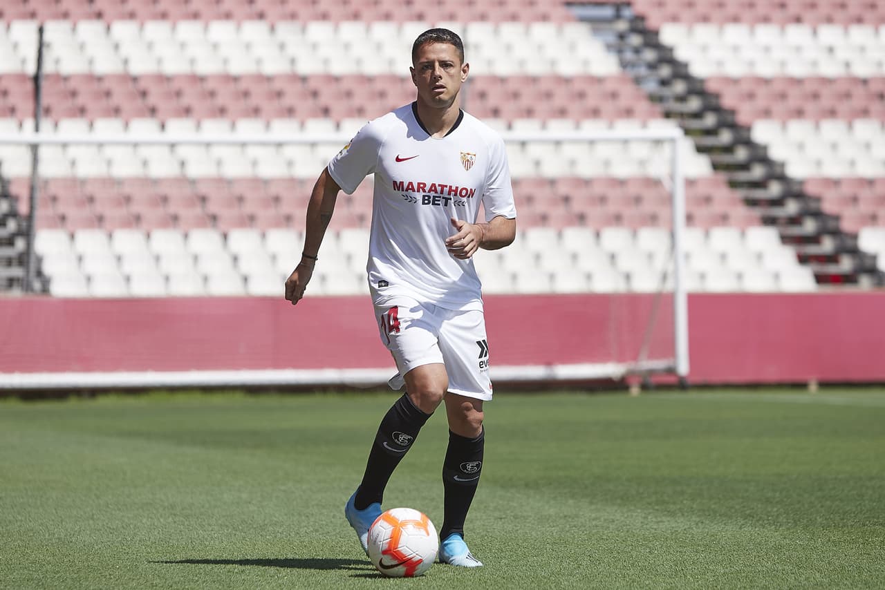 Layún y Guardado, consejeros de Chicharito en Sevilla