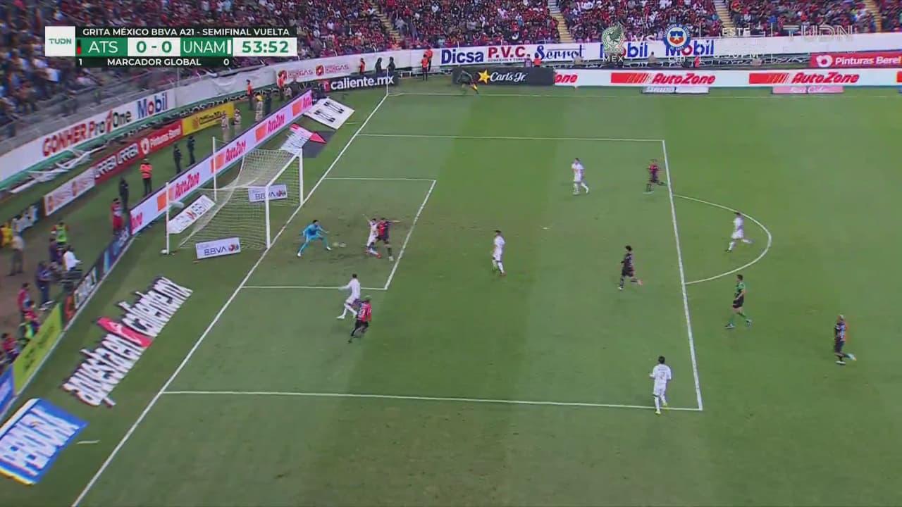 ¡Pumas no reacciona! El remate de Furch casi besa el metal