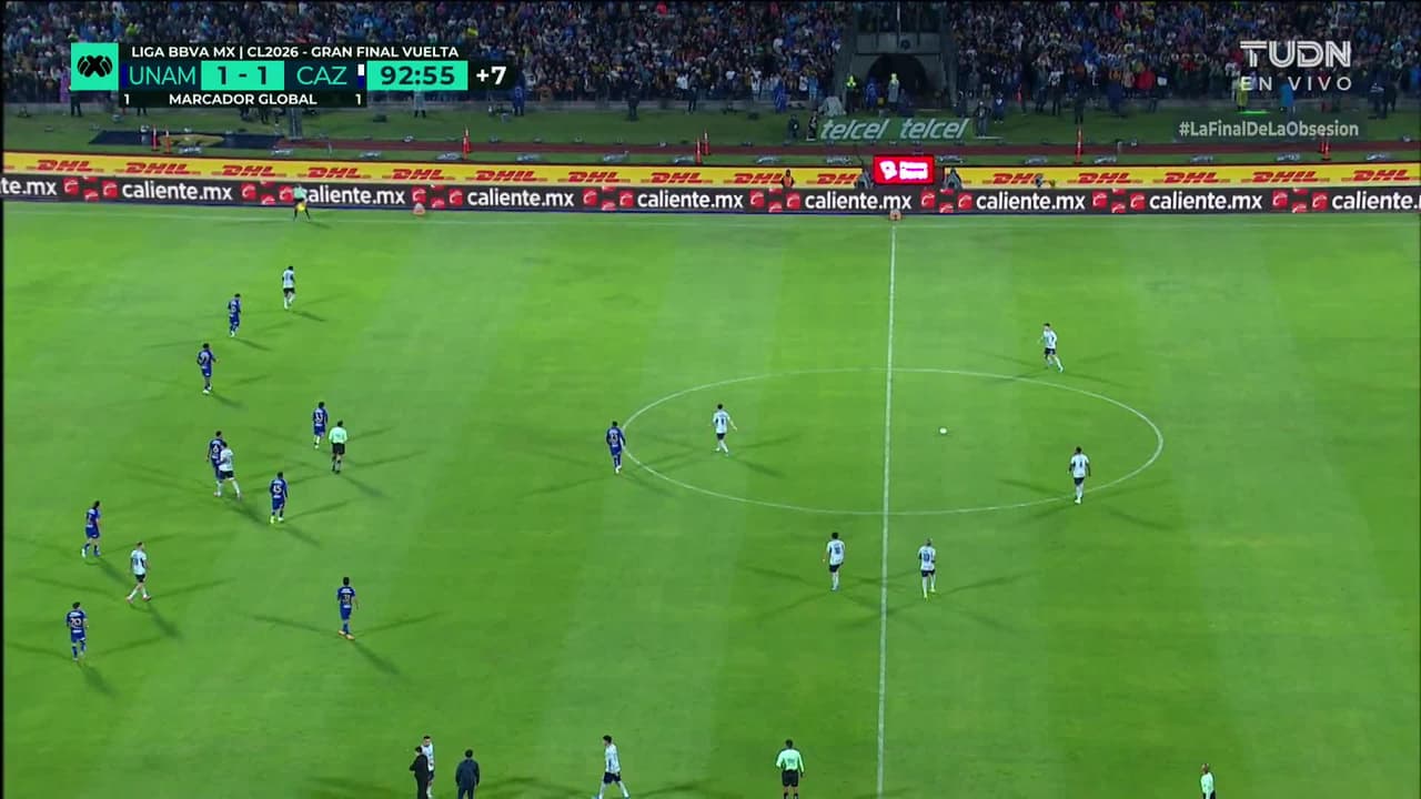 ¡Expulsión! El árbitro saca la roja directa a Uriel Antuna.