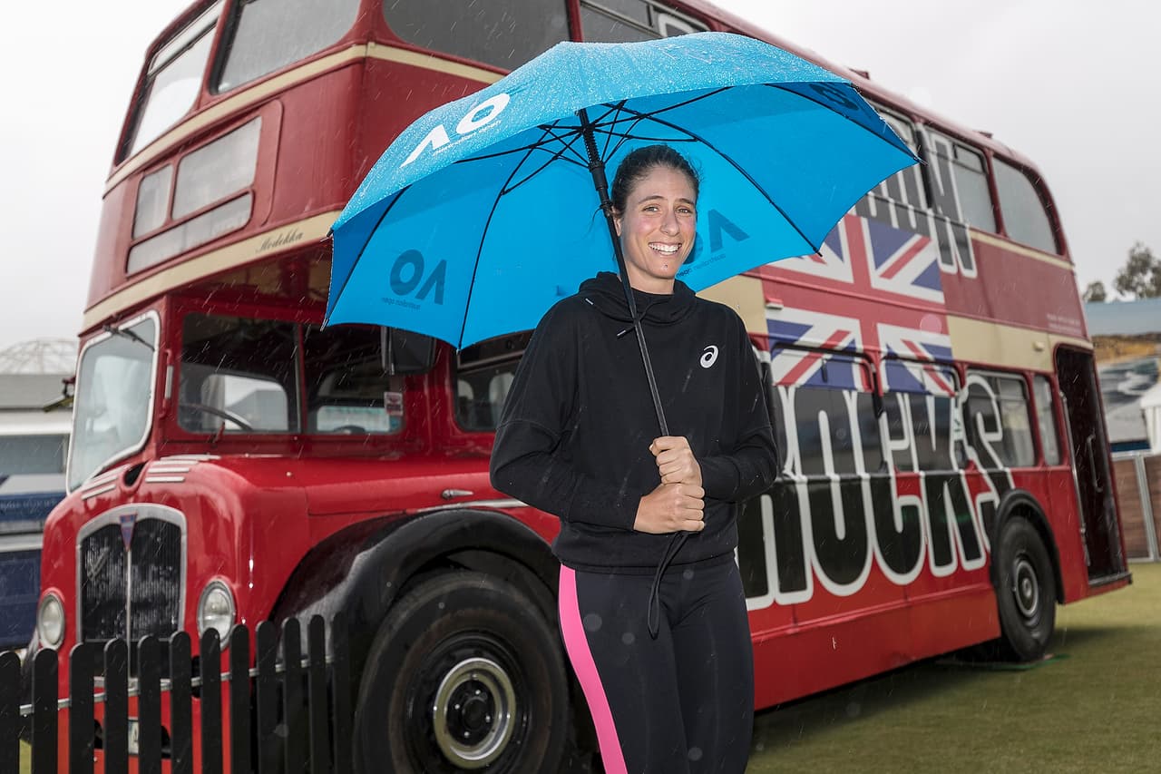 La británica Johana Konta también estuvo en las calles australianas para dar muestra de los típicos buses londinenses que adornaron el lugar.