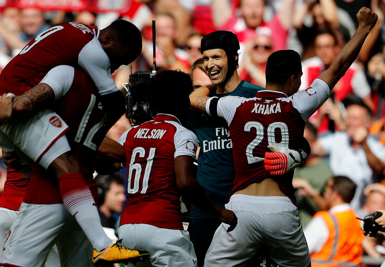 A pesar de no haber atajado ninguno de los dos fallos de Chelsea, Petr Cech fue el más festejado por todos los jugadores.