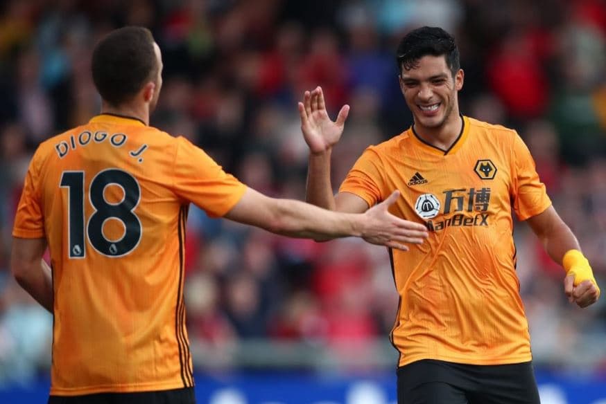 Manchester United ofrecería millonaria cantidad por socio de Raúl Jiménez en Wolverhampton