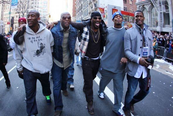 Antrel Rolle y Jason Pierre-Paul estuvieron entre este grupo que hizo una parte del recorrido a pie.