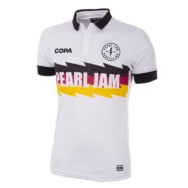 La popular banda de rock Pearl Jam anució este miércoles su nueva línea de playeras futboleras con algunos países que harán parte de la Copa del Mundo de Rusia 2018. España, Argentina, Brasil, México, Inglaterra, entre otros, hacen parte de esta hermosa colección.