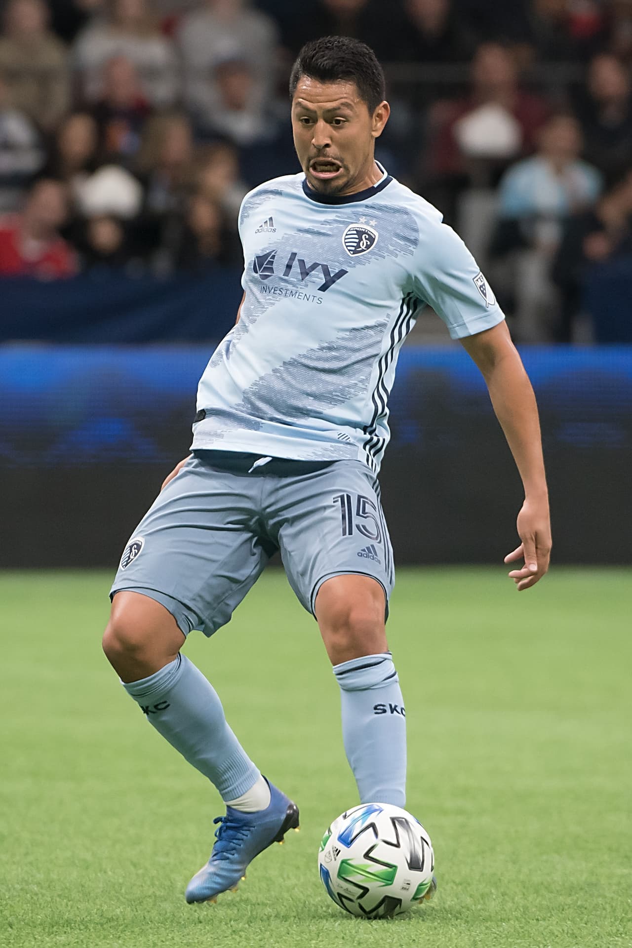 La posición de volante defensivo tiene grandes exponentes latinos en MLS. Desde 2015 el hodureño Roger Espinoza destaca en esa función en Sporting Kansas City.