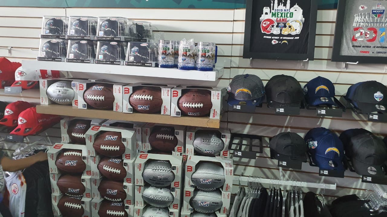 Aficionados aprovechan para comprar productos en la NFL Shop.